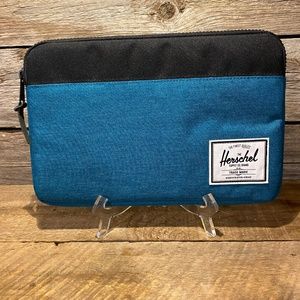 Authentic Hershel Padded Zipper Tablet Tote - Brand NEW measures 13’x8’ approx